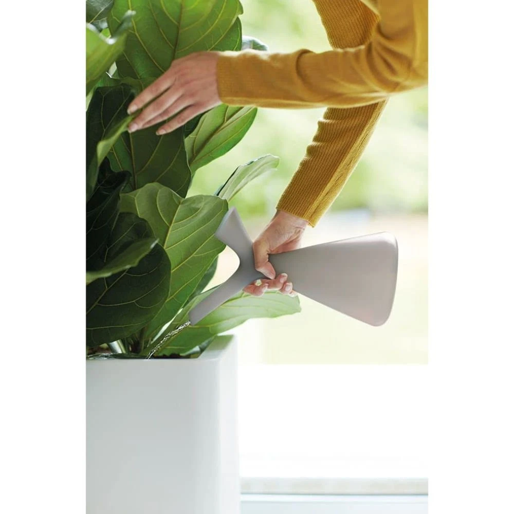 Elho 1.7 Litre Warm Grey Plunge Watering Can - Image 2